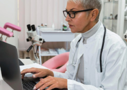 médica atendendo paciente por telemedicina