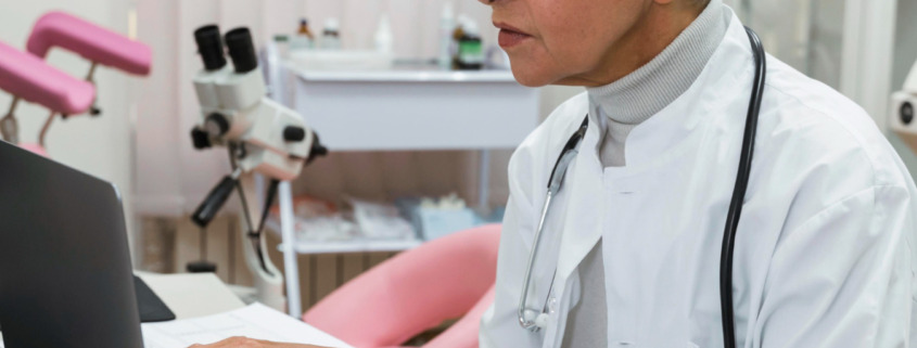 médica atendendo paciente por telemedicina