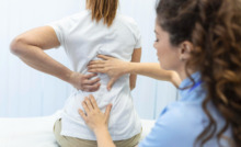 médica avaliando paciente em consultório