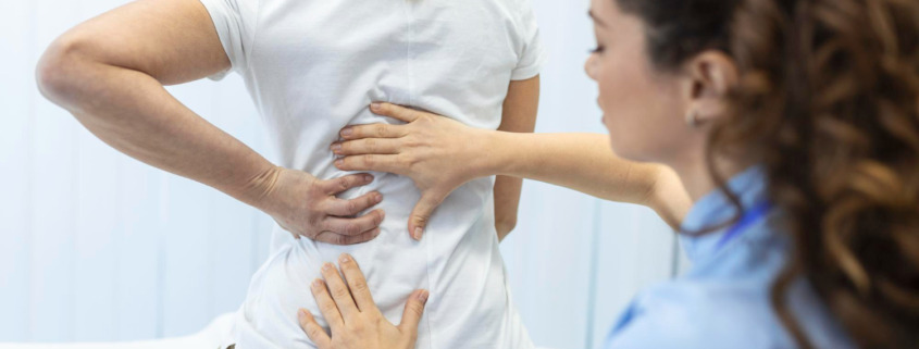 médica avaliando paciente em consultório