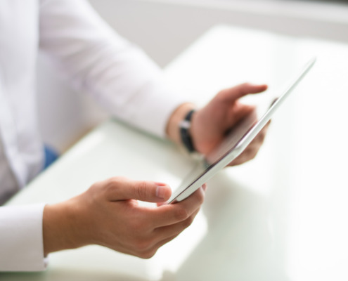 médico em consultório com tablet em mãos