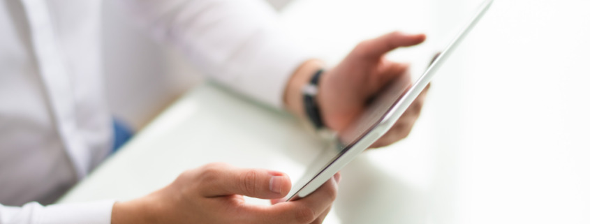 médico em consultório com tablet em mãos