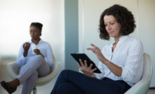 profissional de camisa branca com outra parceira na sala