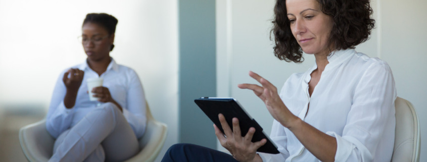profissional de camisa branca com outra parceira na sala
