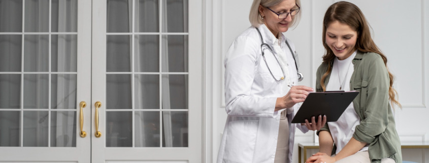 médica conversa com paciente em maca de clínica