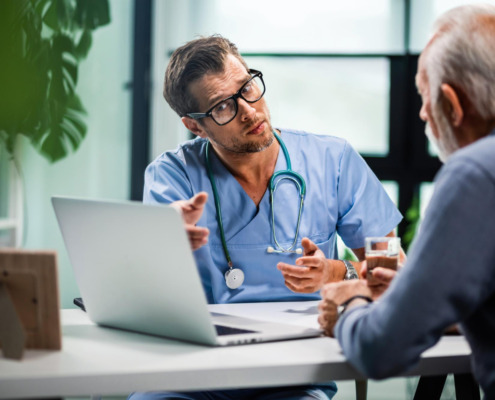 médico conversando com paciente