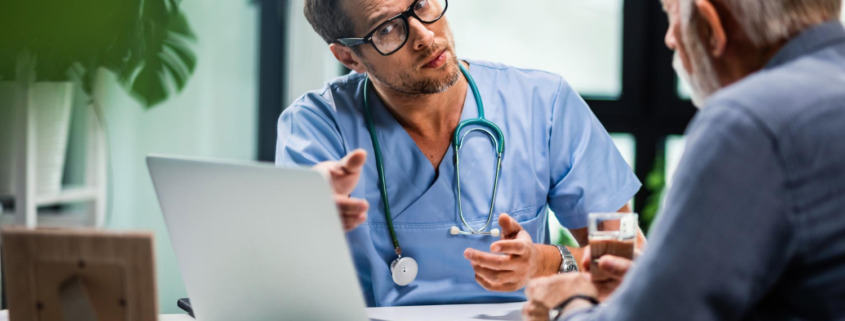 médico conversando com paciente