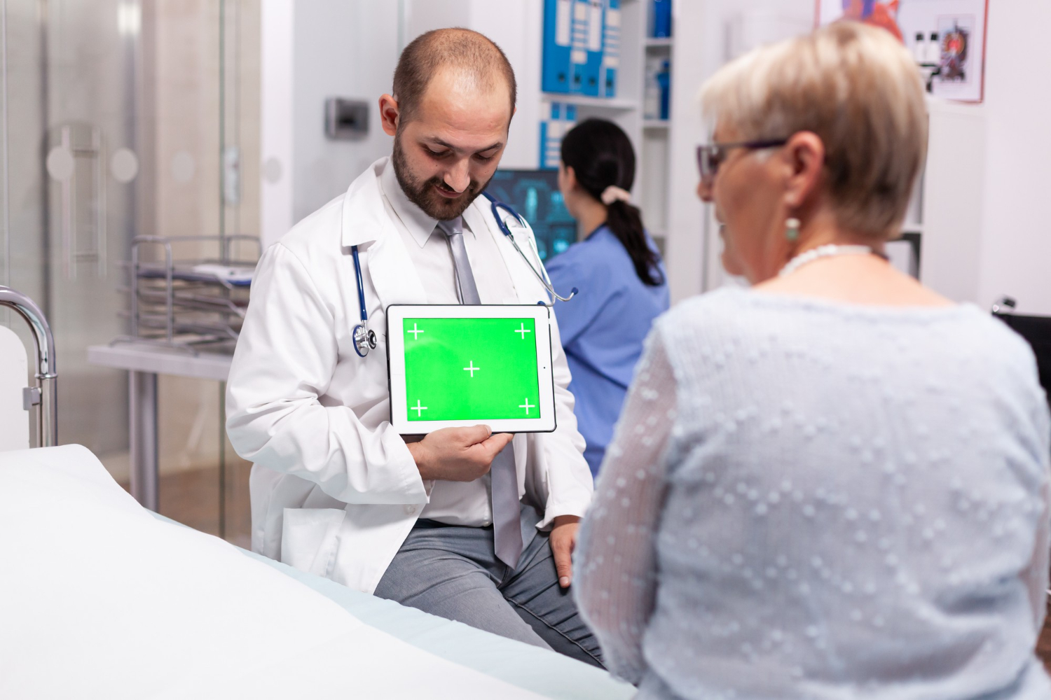 médico segurando um tablet e conversando com paciente
