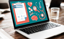 notebook aberto em mesa de escritório com imagens de apresentação na tela