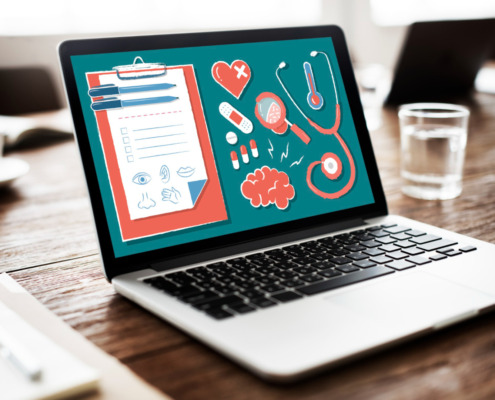 notebook aberto em mesa de escritório com imagens de apresentação na tela