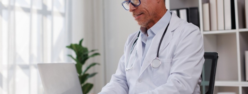 médico de jaleco branco em consultório