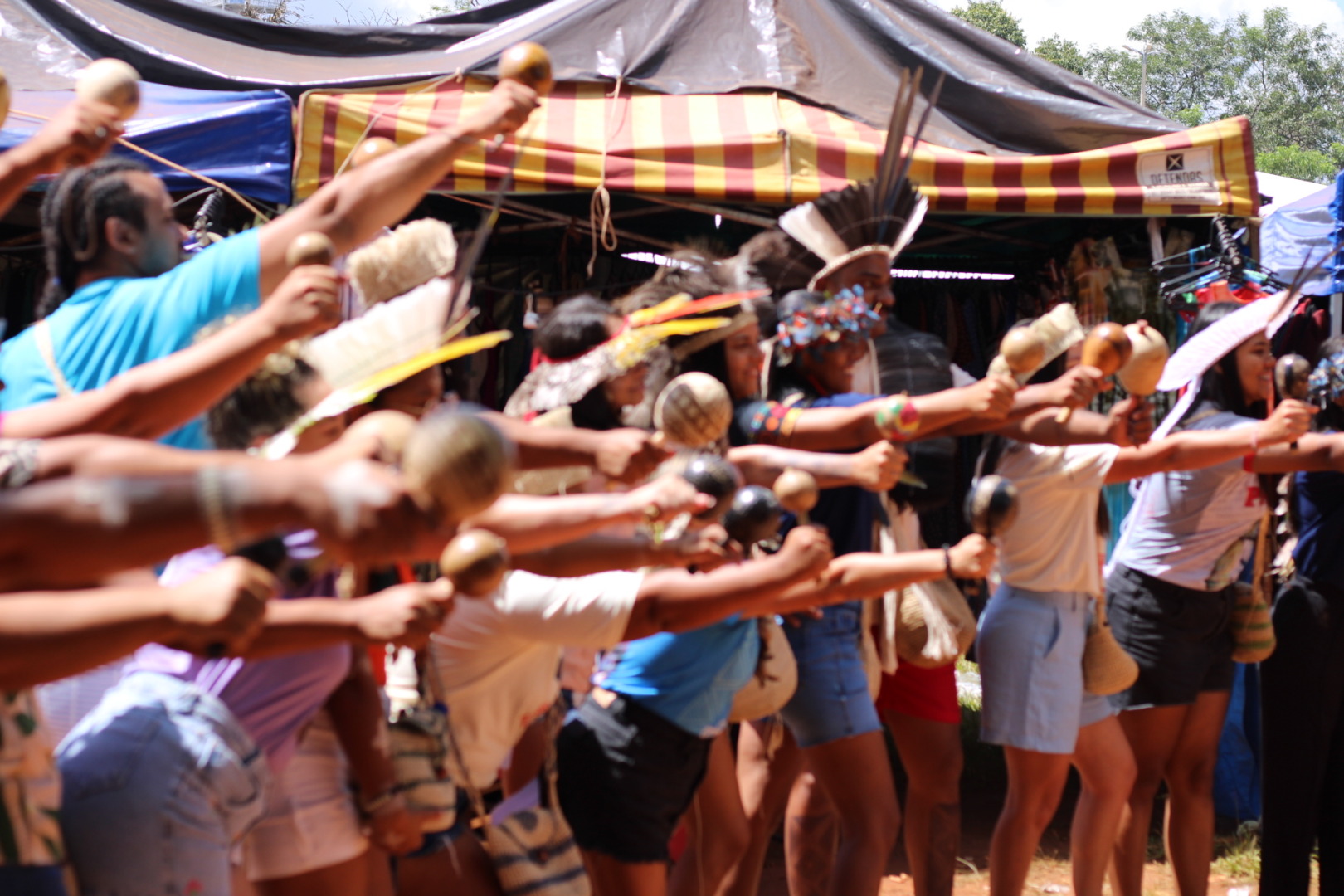 grupo de indígenas em dança típica