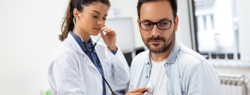 médica avaliando paciente em consultório