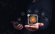 imagem de pessoa usando celular em uma mão e com a palma da outra mão estendida com um quadro virtual escrito IA