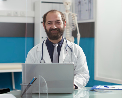 médico de jaleco branco em consultório