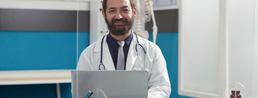 médico de jaleco branco em consultório