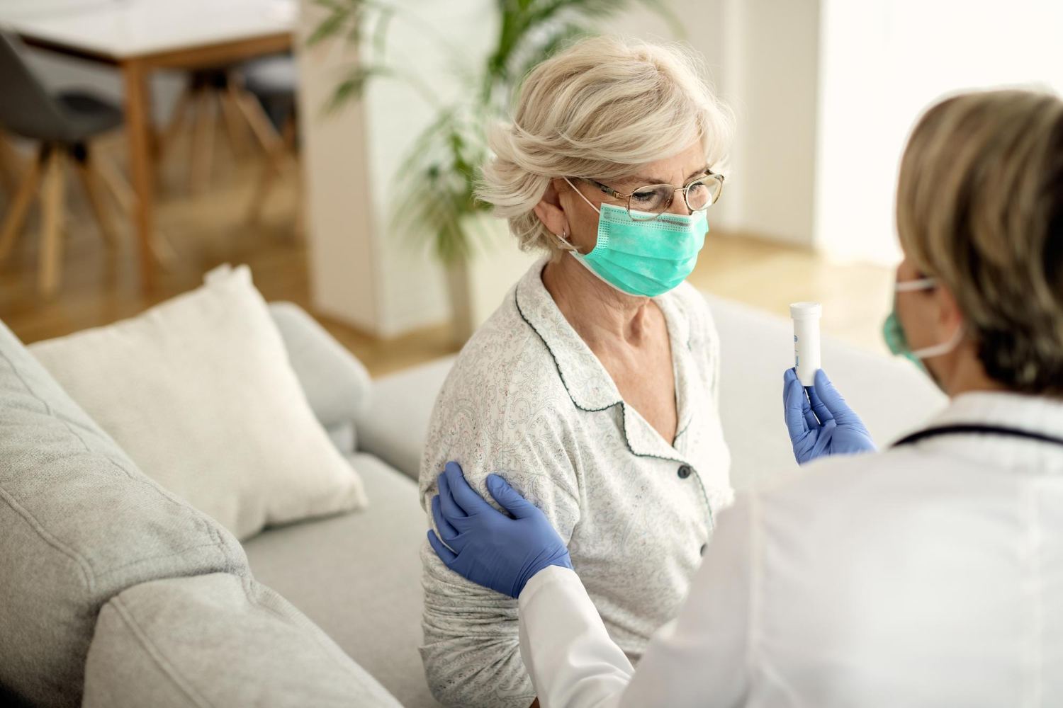 enfermeira preparando para vacinar paciente em residência