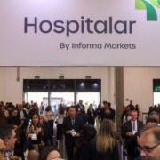 placa do evento Hospitalar na parte interna do salão