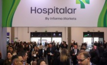placa do evento Hospitalar na parte interna do salão