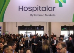 placa do evento Hospitalar na parte interna do salão