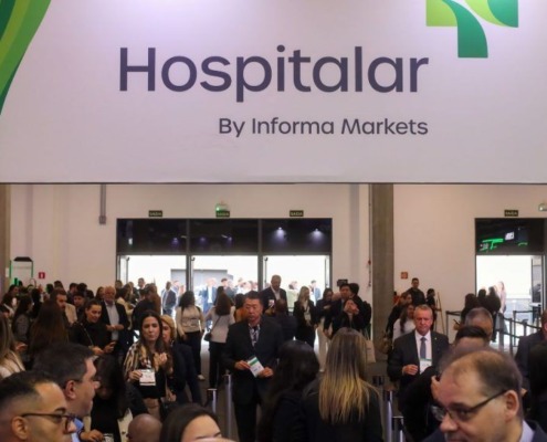 placa do evento Hospitalar na parte interna do salão