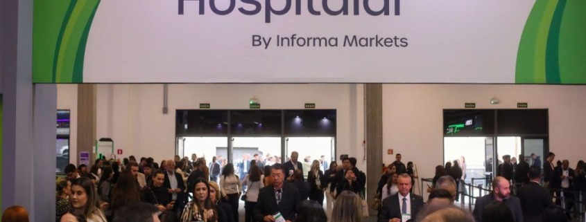 placa do evento Hospitalar na parte interna do salão