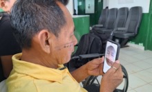 pessoa indígena fazendo validação de reconhecimento facial em celular