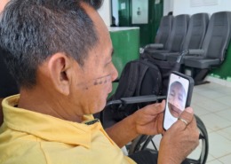 pessoa indígena fazendo validação de reconhecimento facial em celular