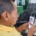 pessoa indígena fazendo validação de reconhecimento facial em celular