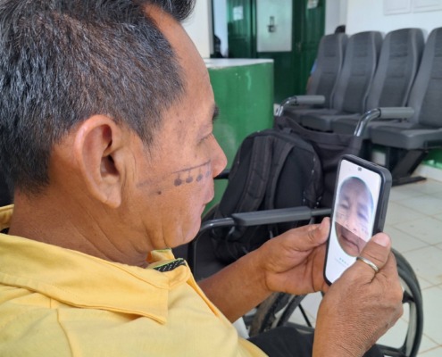 pessoa indígena fazendo validação de reconhecimento facial em celular