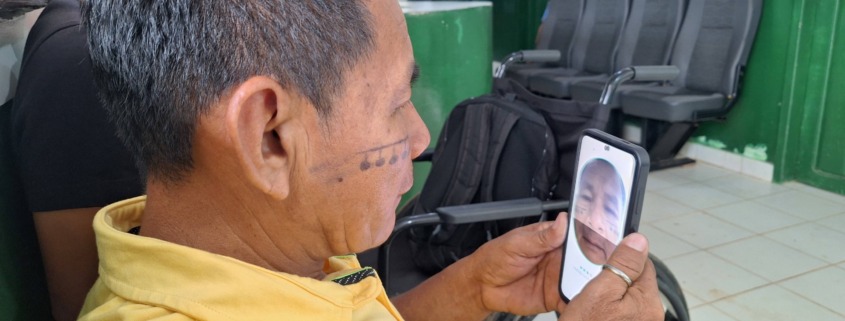pessoa indígena fazendo validação de reconhecimento facial em celular