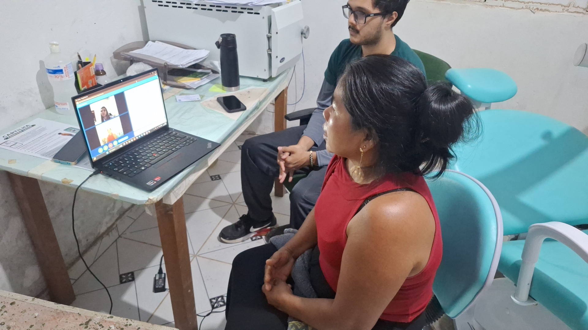 pessoa indígena em atendimento com médico via teleconsulta em sala de UBS