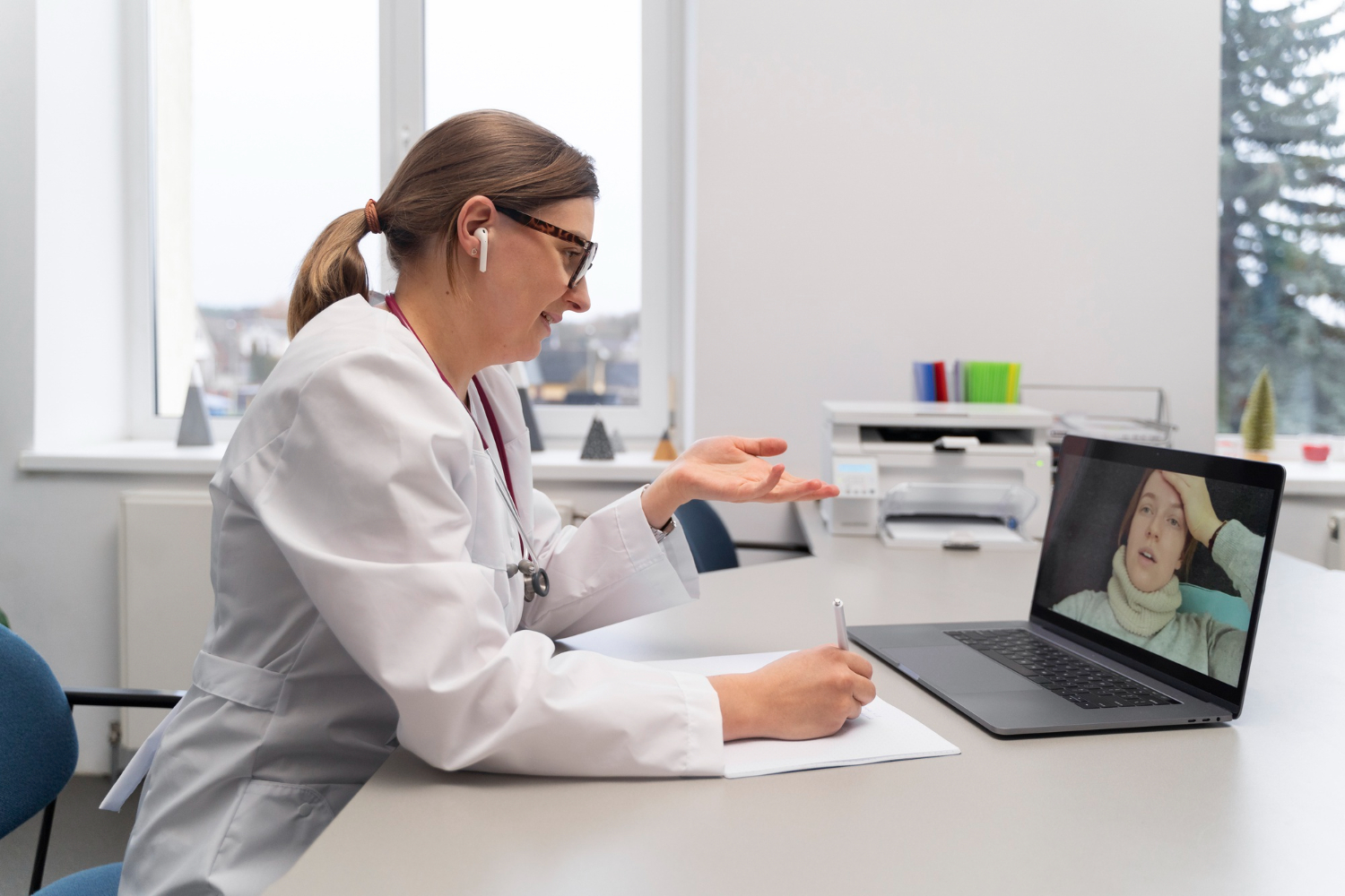 médica em consultório conversando com paciente em telemedicina
