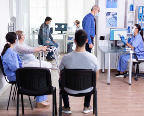 enfermeiros atendendo pacientes na triagem e pacientes aguardando ser chamados
