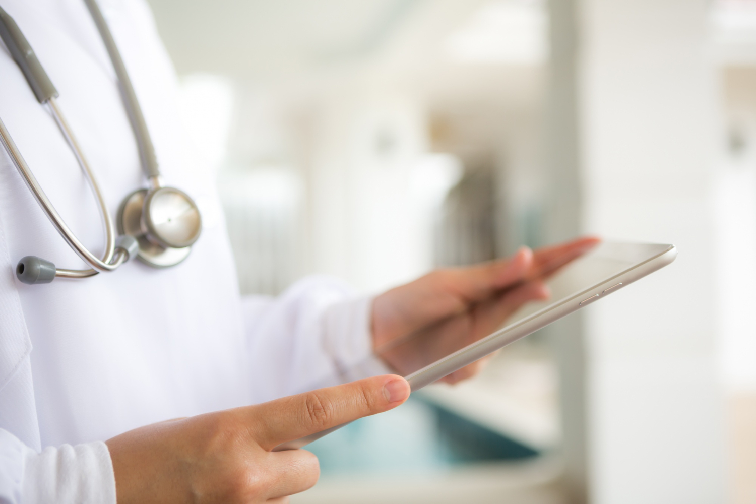 médico de jaleco utilizando tablet simulando análise de documento digital