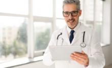 médico em pé em corredor de área hospitalar