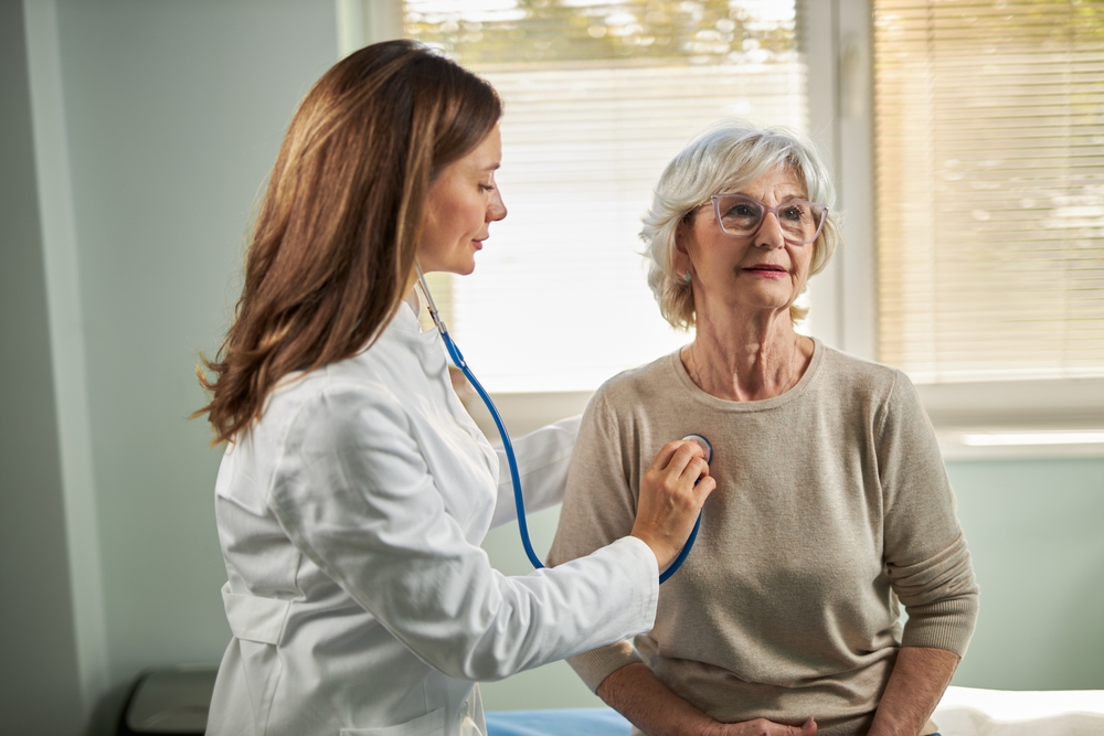 médica examina senhora em consultório