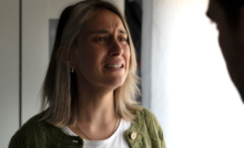pessoa com expressão de dor encostada na parede demonstrando angústia