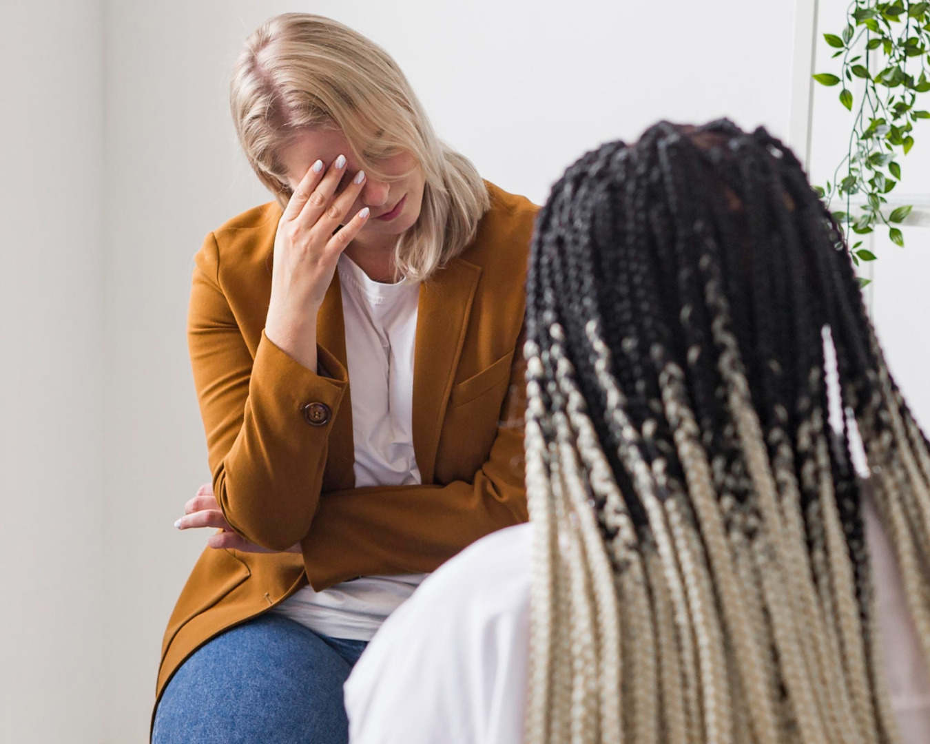 duas pessoas conversando sendo uma com demonstração de transtorno bipolar e a outra apoiando