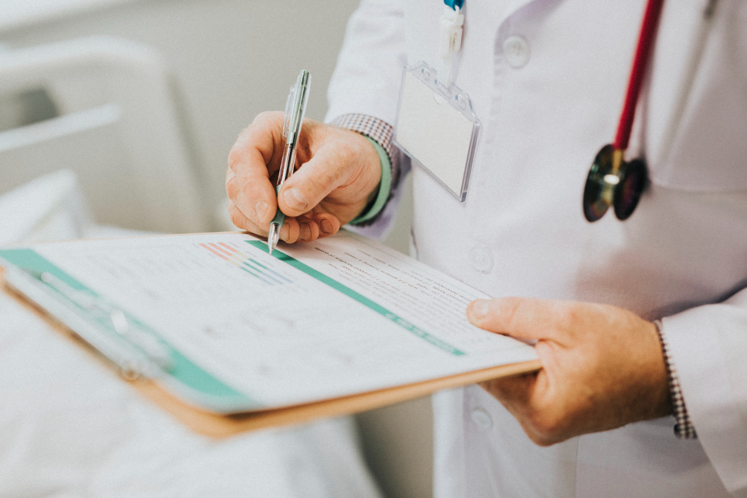 médico preenchendo formulário em consultório