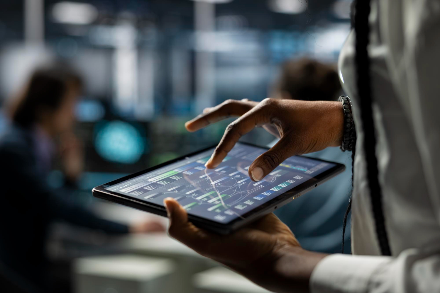 profissional utilizando tablet para analisar dados