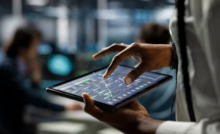 profissional da área da saúde manuseando dados em um tablet