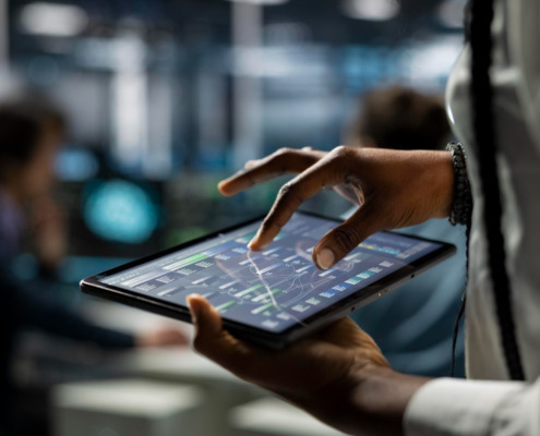 profissional da área da saúde manuseando dados em um tablet