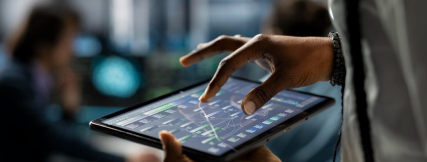 profissional da área da saúde manuseando dados em um tablet