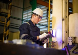 trabalhador utilizando EPI em área industrial
