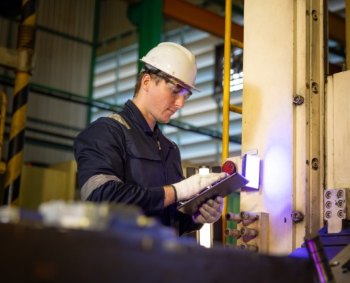 trabalhador utilizando EPI em área industrial