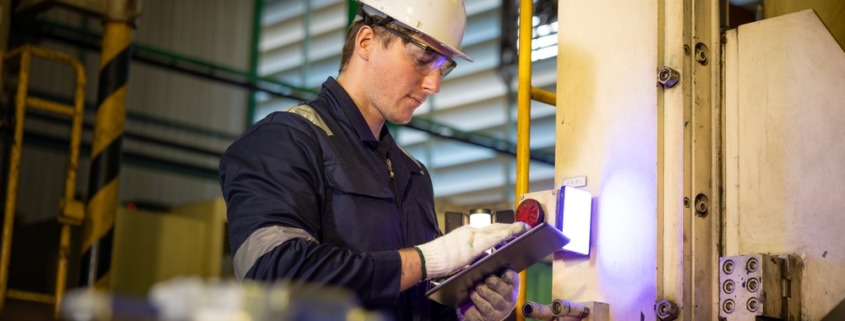 trabalhador utilizando EPI em área industrial