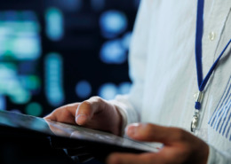 médico utilizando tablet simbolizando atualização de conteúdo médico