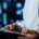 médico utilizando tablet simbolizando atualização de conteúdo médico