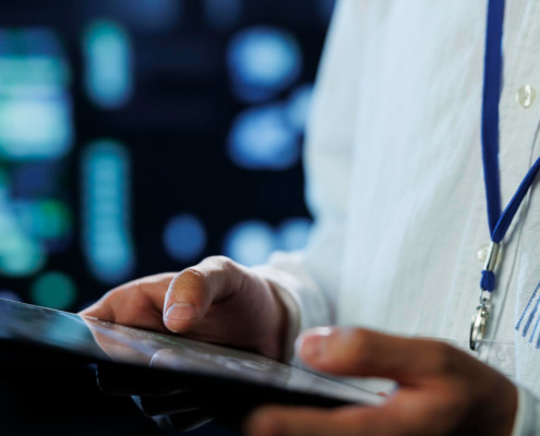 médico utilizando tablet simbolizando atualização de conteúdo médico